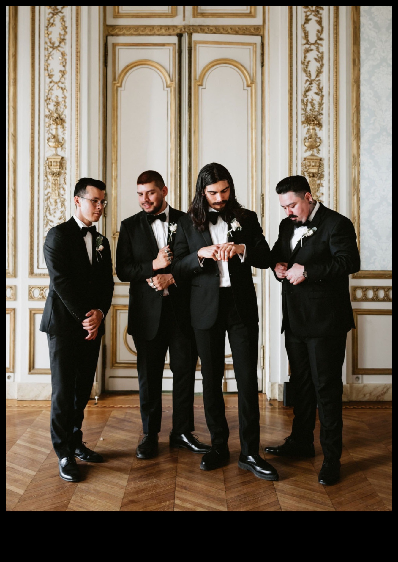 Ținuta clasică de eleganță a mirelui triumfă în stilul atemporal 1 Eleganță clasică: Triumful ținutei mirelui